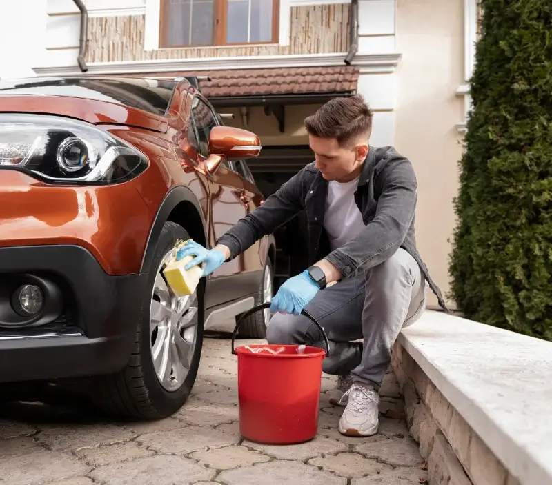 Lavage auto à domicile Grand-Laviers : professionnel intervenant sur un véhicule
